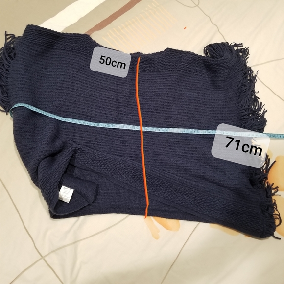 M - Poncho - Picture 4 of 5